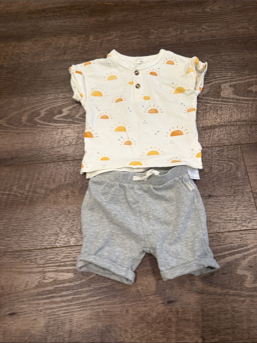 Sunprint Henley Tee & Gray Knit Shorts Set - Yellow & Gray